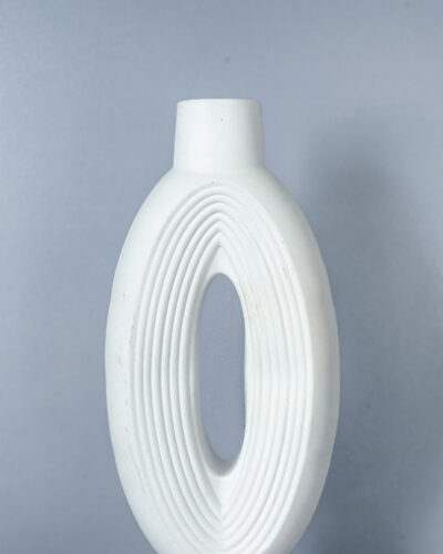 Овална Доунат Вазна со Концентрични Линии