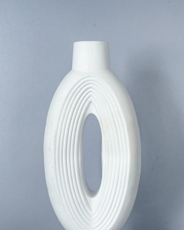 Овална Доунат Вазна со Концентрични Линии