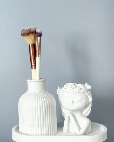 Декоративен Сет „Цветна Круна“ – Биста, Вазна и Послужавник